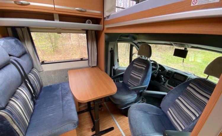 Knausie – Nette, Compacte Vierpersoons (gezins-)Camper met twee vaste bedden