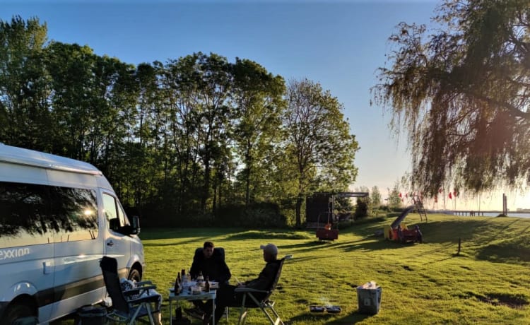 Co-Camper – Mercedes-Benz Sprinter mit Holzinterieur