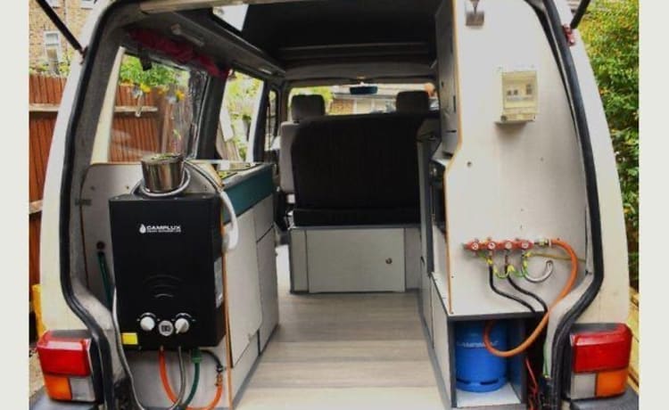 Jerry – VW T4 Hightop con 4 posti letto: un'ottima opzione per coppie o famiglie di 4 persone