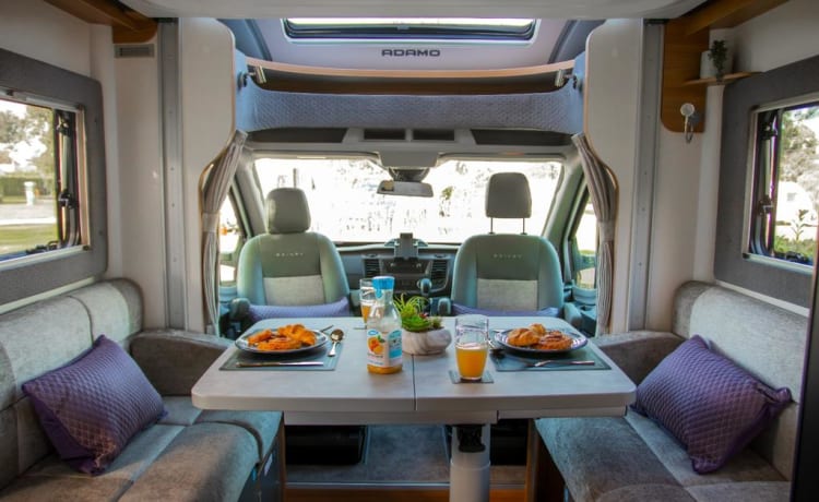 Lily – Luxe automatische camper met 4 slaapplaatsen 