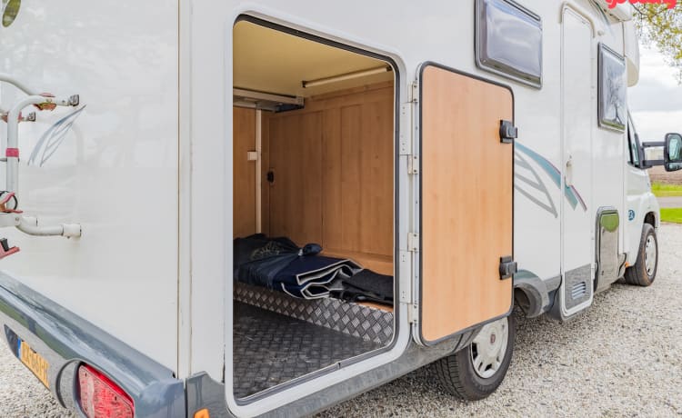 Neat 3-person camper, XXL garage, reversing camera, air conditioning