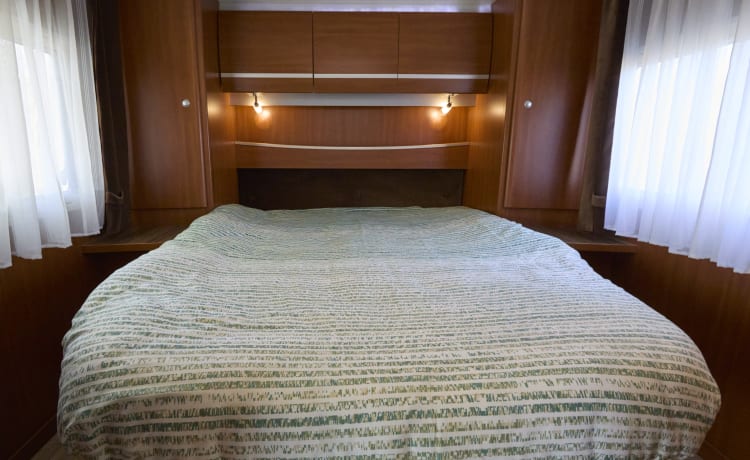 Van alle gemakken voorzien – Geniet van onze  camper met 2 persoons bed in de midden.