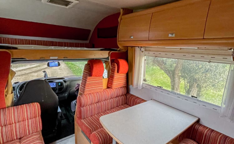 6p Spacious RV hacked with home cinema and more fun stuff