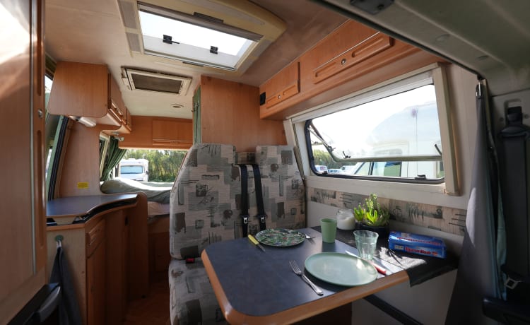 Minty – Minty; Cheerful 2p bus camper from 2004, suitable for off-grid and surfing!