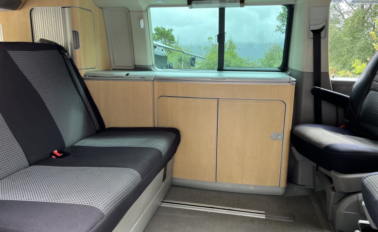 Stoere rode VW T5 California Westfalia 