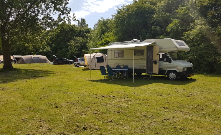 Spacious family camper with fixed bed!