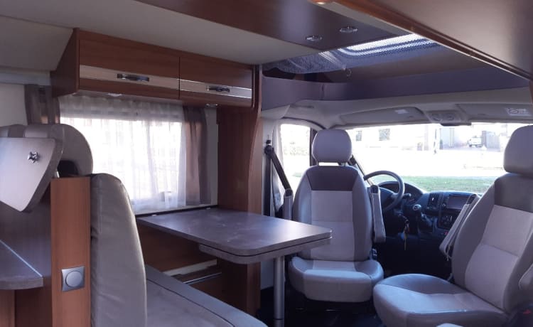 Fully furnished 4p camper knaus MF with 2x2 bed, air conditioning