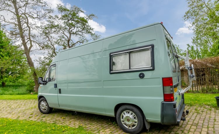 Joli bus camping-car entièrement équipé avec panneaux solaires