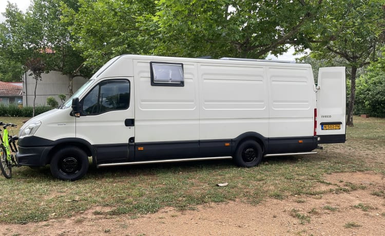 Ivy – Geräumiger Iveco Daily Campervan