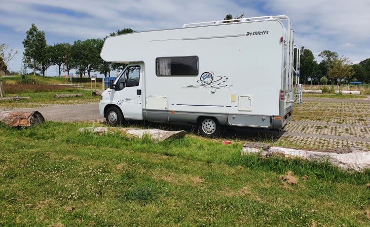 Joli camping-car en alcôve Dethleffs pour 5 personnes.