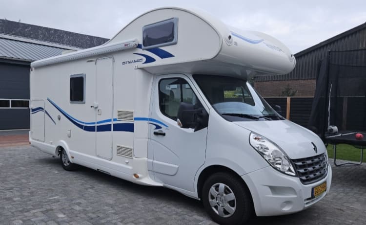 Chique gezins camper met mooie inboedel – Chiqie 6p Renault alcove in new condition from 2015