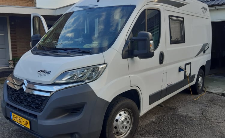 Fijne Pössl camperbus met comfortabel bed