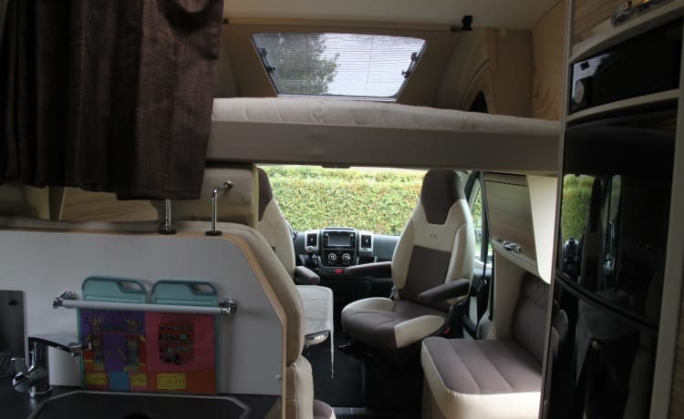 Camping-car familial de luxe Adria Matrix avec système de niveau automatique