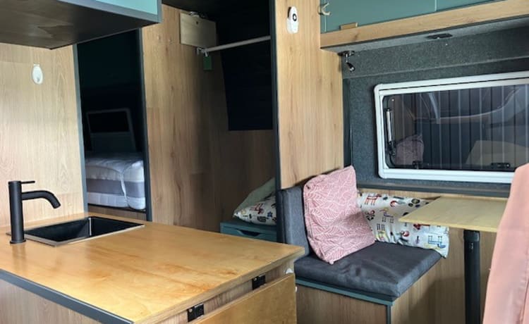 Heunie 2 – Bus camper with lengthwise beds