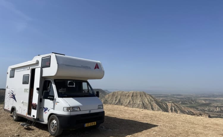 Carel – Alcôve Camper 4 personnes lits fixes