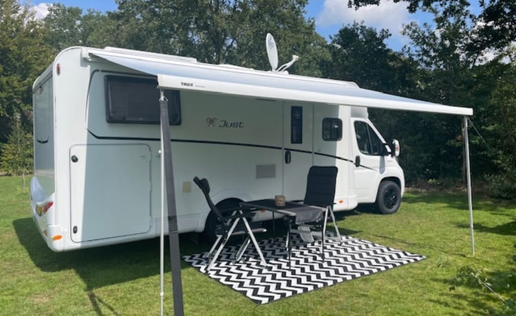 Hartelijk welkom in onze zeer compleet uitgeruste camper uit 2021.