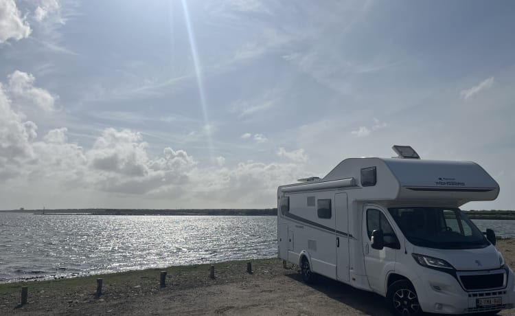 Comfortable and economical 6p motorhome with plenty of storage space (175hp)