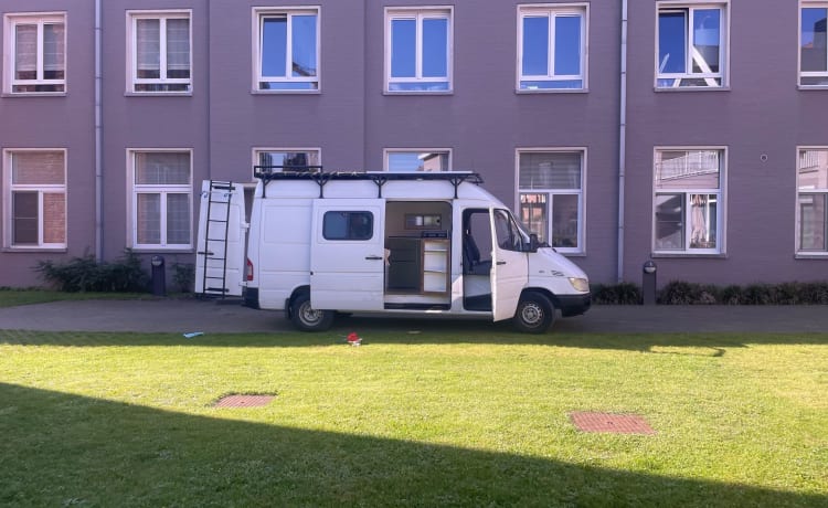 Georgette de Camionette – Le camping-car hors réseau avec toit-terrasse (avec élément chauffant mobile externe)