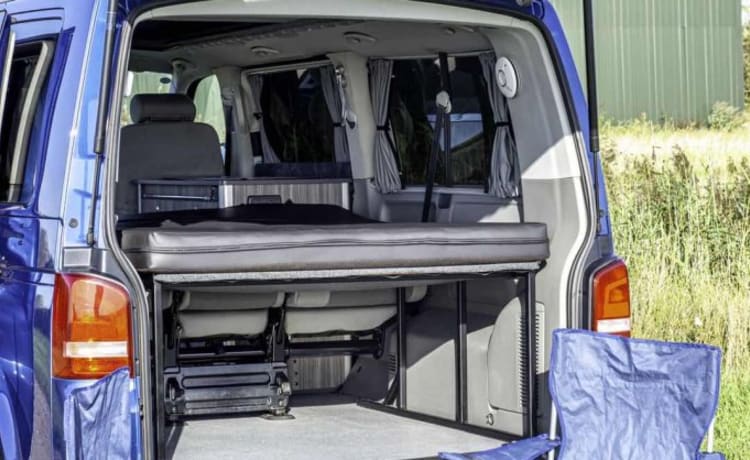 Scafell – VW T5 4-Bett Campervan Aufstelldach und breites Bett (2 Erwachsene und 2 Kinder)