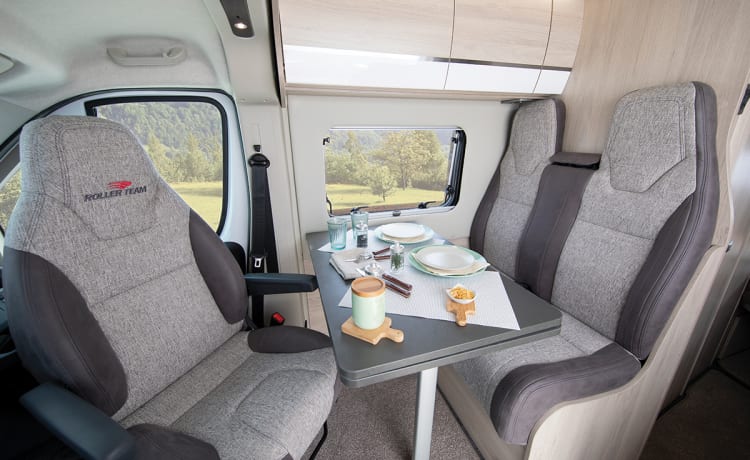 Boris – Camper moderno di lusso con 4 posti letto Roller Team 2023