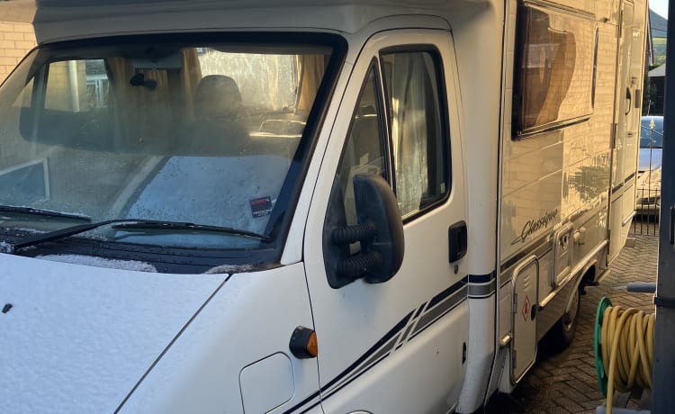 Marty – 4-persoons Peugeot Boxer alkoof camper uit 2005