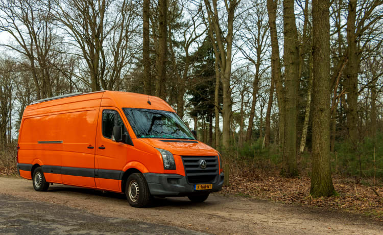 Orange – VW Crafter, sehr geräumiger, komfortabler und luxuriöser Off-Grid-Campervan.