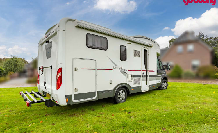 Camping-car semi-intégré très luxueux avec beaucoup de confort