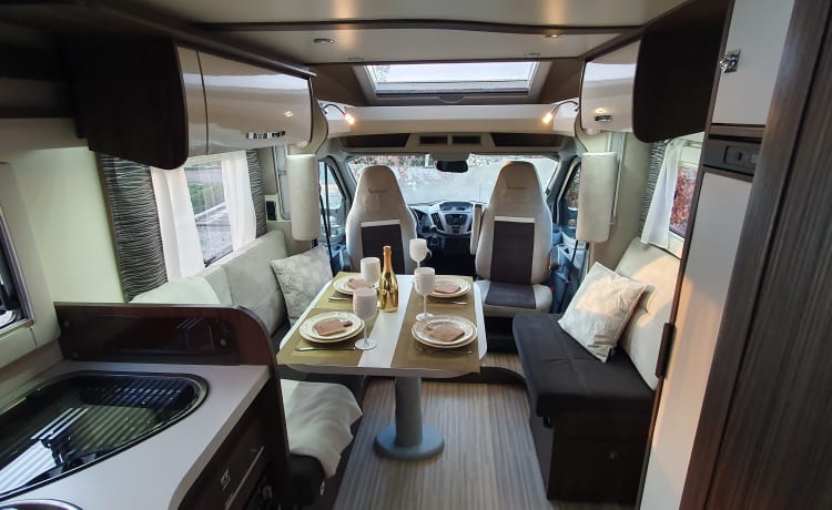 Modern and luxurious semi-integrated camper 4 pers