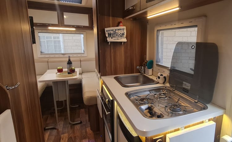 Lady Penelope – Roller Team 747 Automatic Superb Family Motorhome