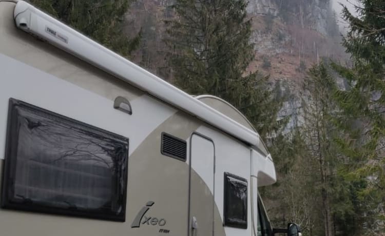 Neat, complete and comfortable family camper