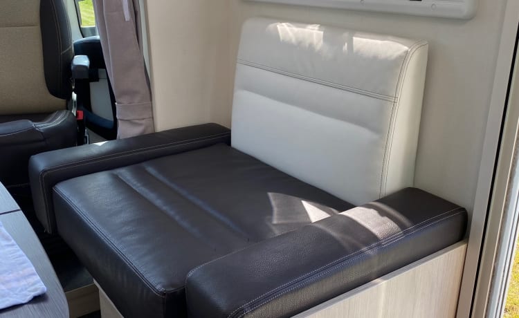 Geniet van ‘Camper Exclusief’ 💃🏻 – Super gave Camper CHAUSSON met een Queen size bed.