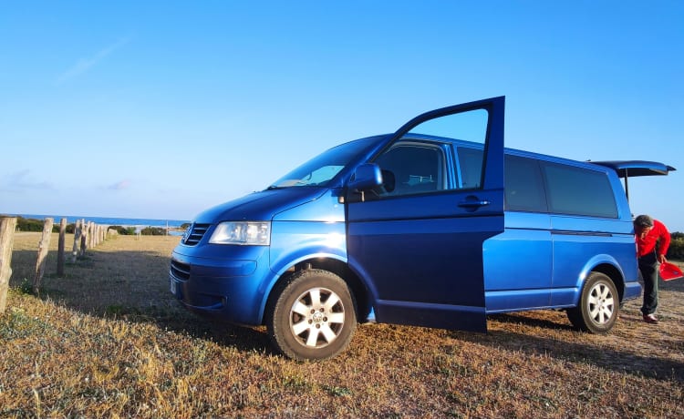 bluesky – vw t5 empattement long, libre sur la route entouré d'un ciel bleu