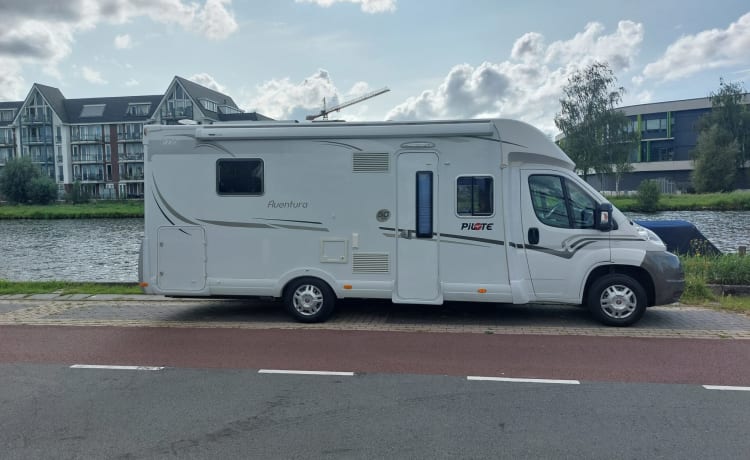 Camping-car Pilote de luxe spacieux pour 4 personnes, nombreux extras, lit Queen, demi-intégral, 2013