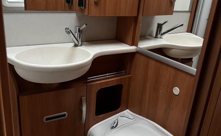 Guusje – Hymer with length beds super luxury camper