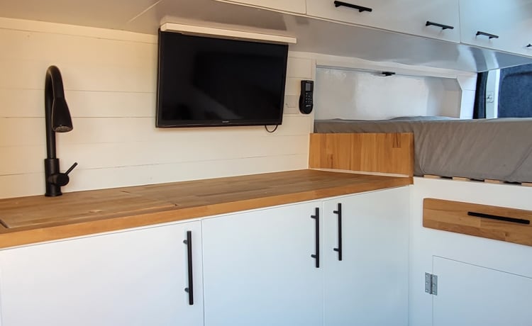 Brody – Schitterende 2-persoons campervan met groot tweepersoonsbed en douche