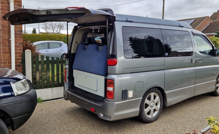 El – 2/3 berth Nissan Elgrand campervan with pop up roof