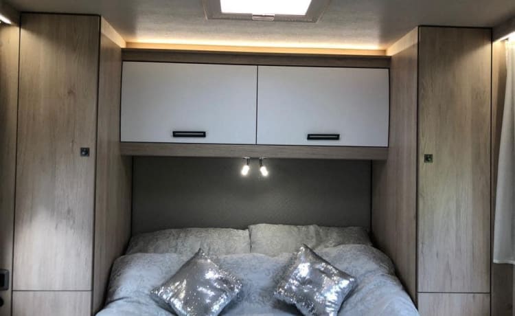 F74 2022 – 4 berth Autotrail semi-integrated from 2022