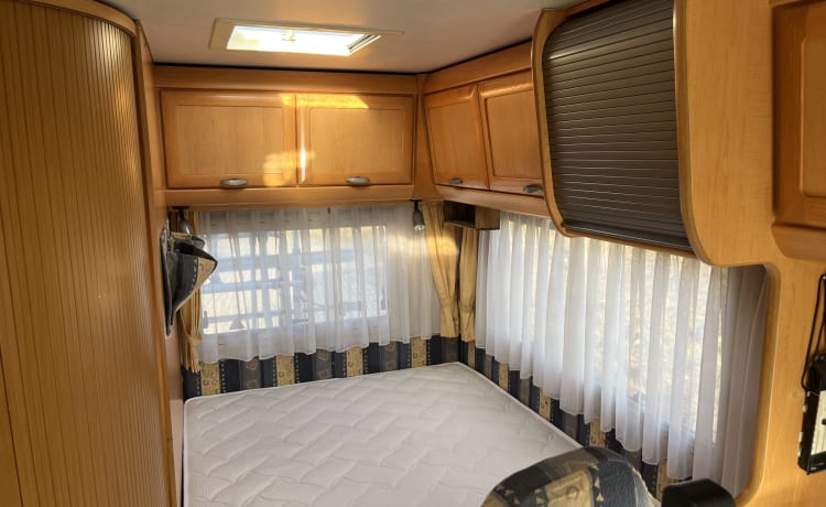 Hymer B575, AUTOMATIC, Air conditioning, Fixed bed and Lift-down bed 5 pers. sleeping/seating