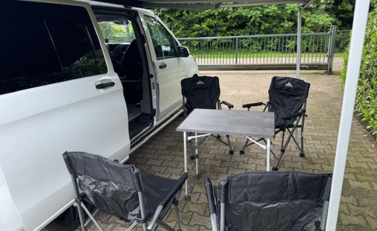 4p Mercedes-Benz campervan uit 2018 met nieuwe inbouw