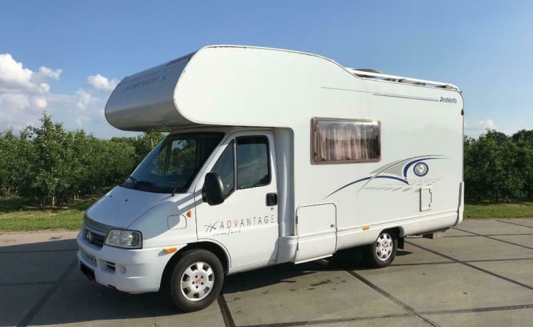 Very complete 6 person camper with air conditioning