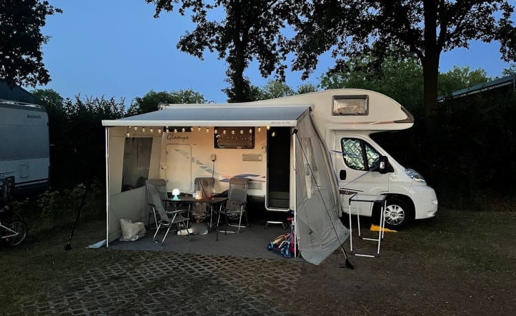 Camping-car luxueux et complet pour 4-6 personnes.