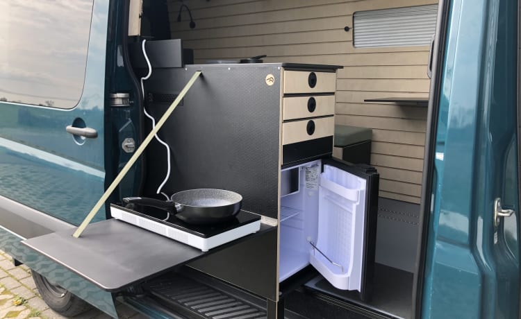 Neuer cooler, netzunabhängiger Mercedes Sprinter Buscamper mit langen Betten