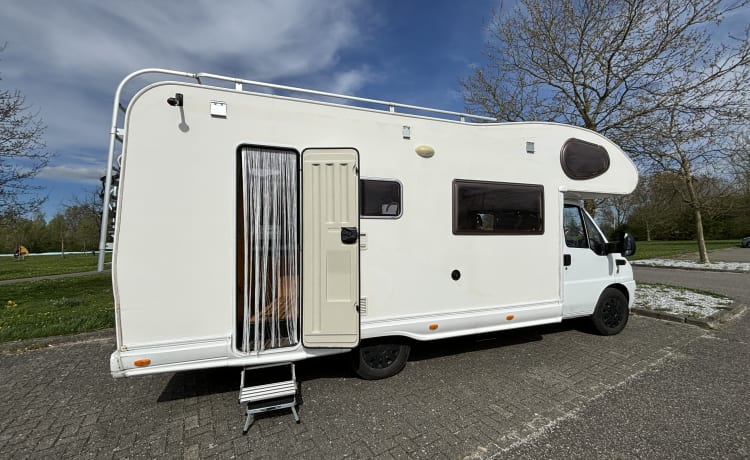 4 persoons Sun Living alkoofcamper uit 2004