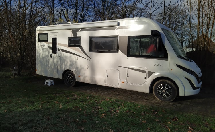 Découvrez notre camping-car McLouis luxueux et pratique - idéal pour les familles !