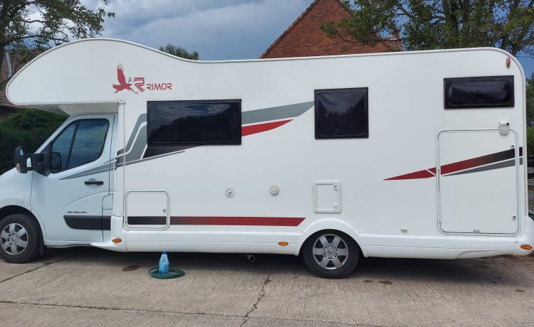 Beau camping-car spacieux avec toutes les commodités nécessaires