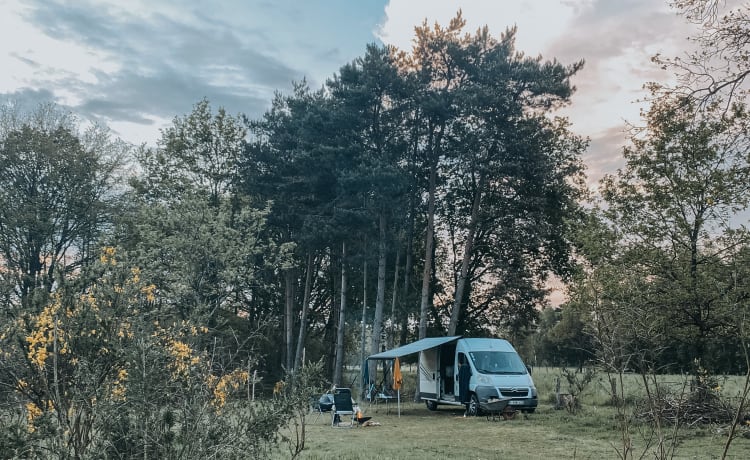 Accogliente camper per autobus fai-da-te (surf).