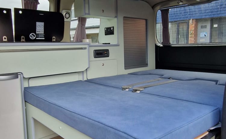 El – 2/3 slaapplaats Nissan Elgrand camper met pop-up dak