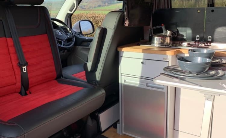 Oska – Atemberaubender VW T6 Campervan mit 4 Schlafplätzen