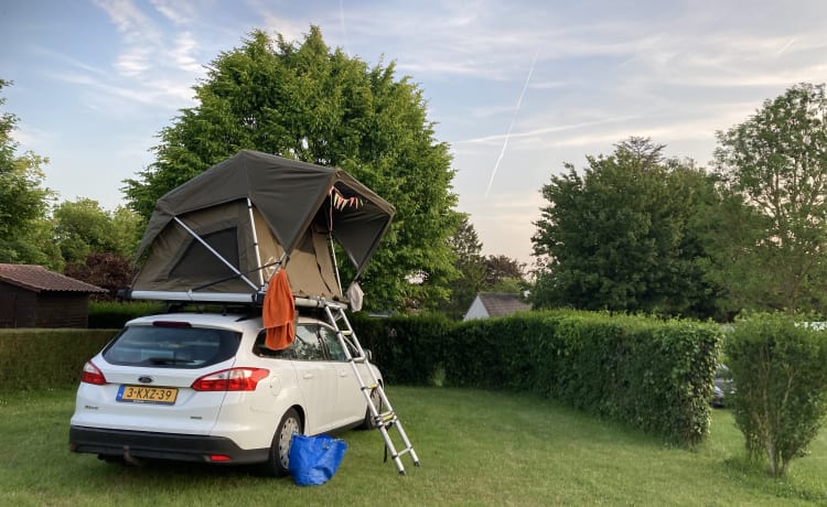 2pers new roof tent on a fine, economical station wagon