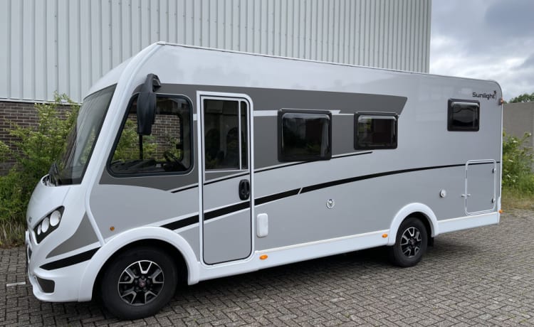 13/21 – Luxe, complete camper met lengte bedden en een hefbed!